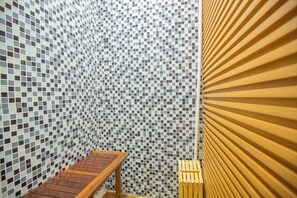 Căn hộ Deluxe | Phòng tắm | Vòi sen/bồn tắm kết hợp, vòi sen phun mưa 