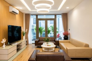 Departamento de lujo | Área de sala de estar | Televisión LCD de 56 pulgadas con canales por cable y chimenea