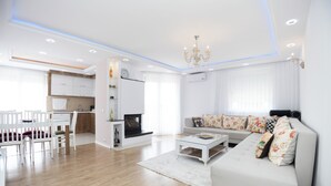 Una sala de estar moderna con sofá, mesa de centro y comedor.