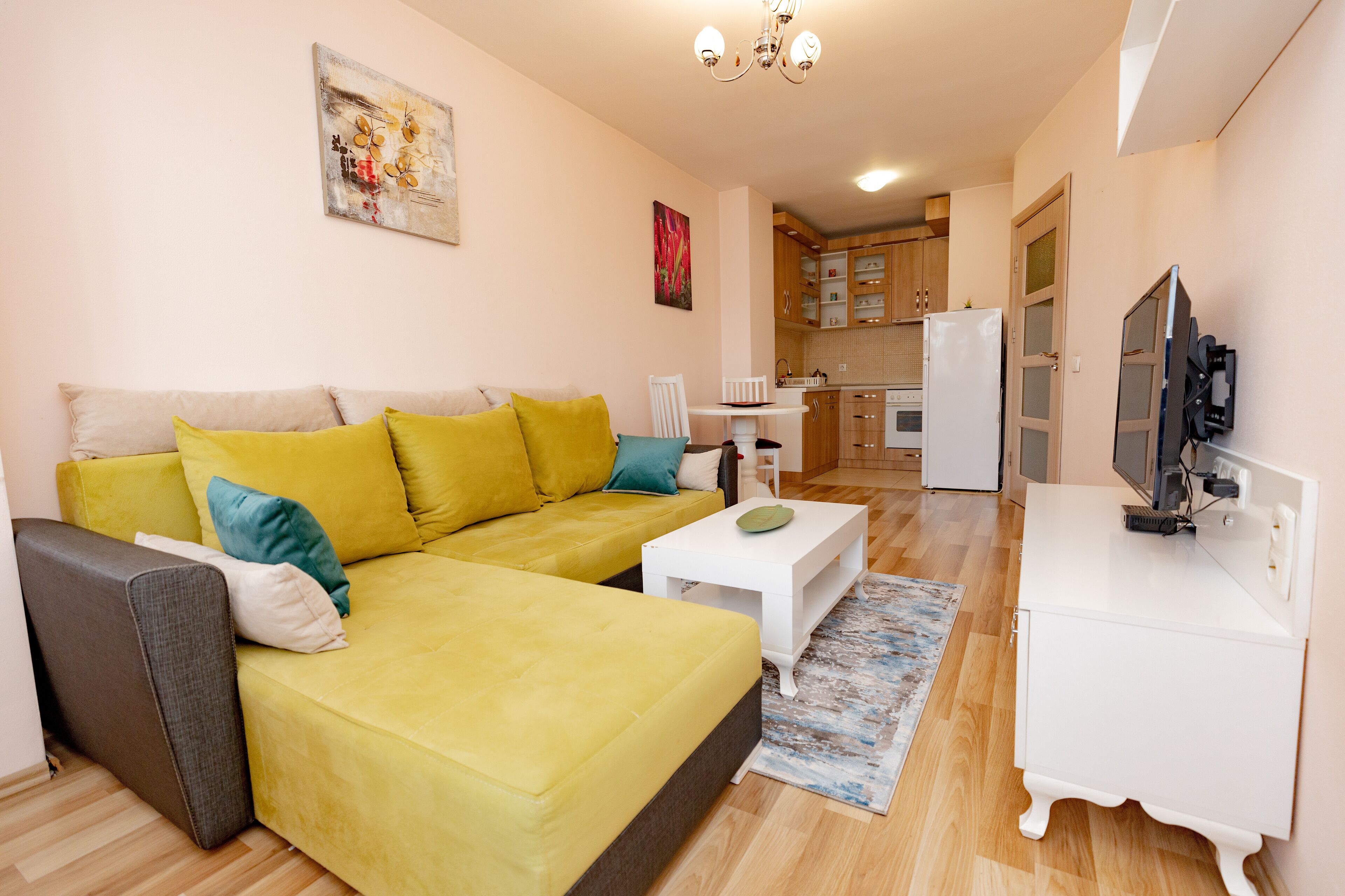 Apartamento estándar | Zona de estar | Smart TV de 55 pulgadas con canales por cable