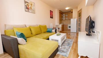 Standard-Apartment | Wohnbereich | 55-Zoll-Smart-TV mit Kabelempfang