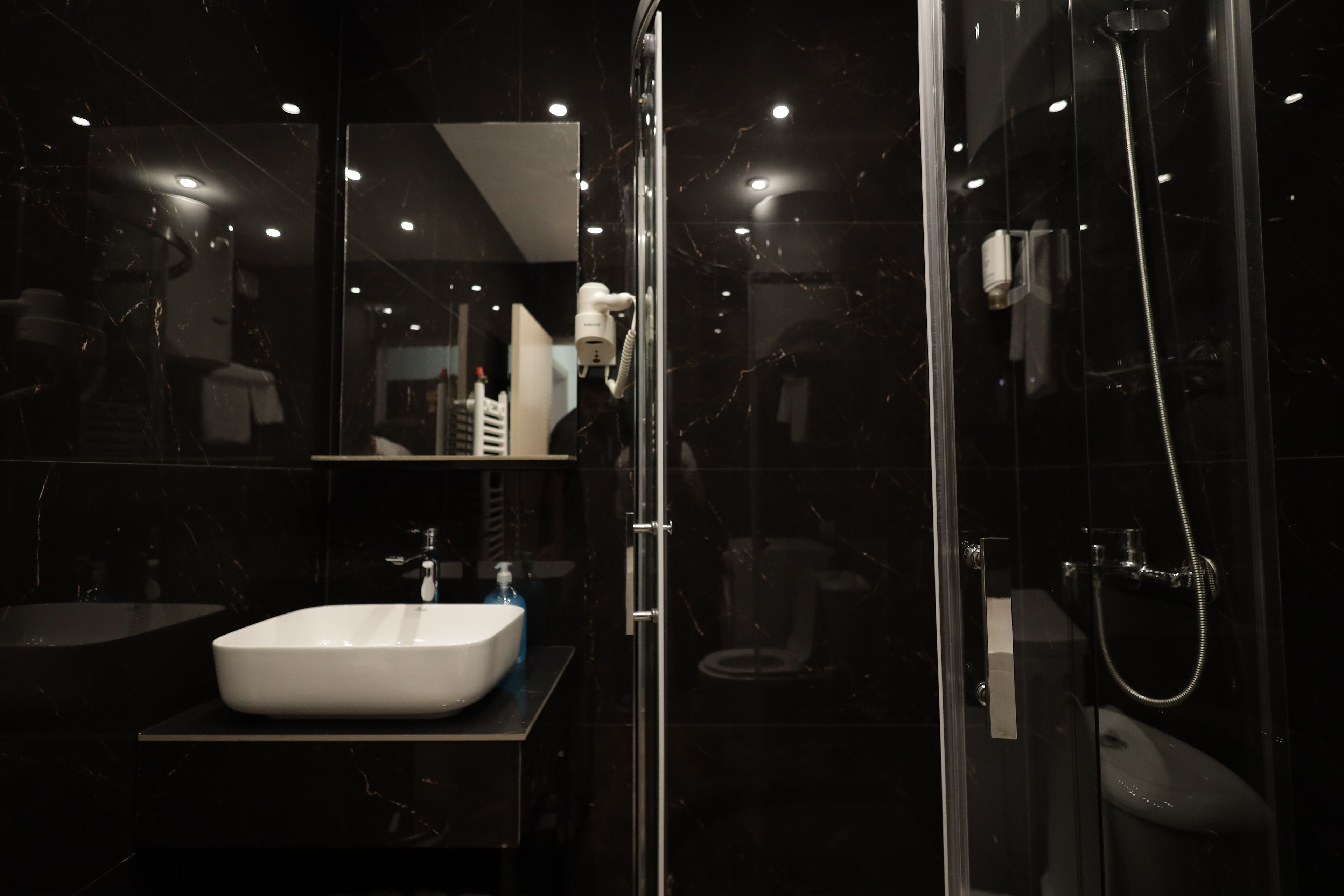 Deluxe Apartment | Bathroom | Hair dryer, towels, soap, shampoo