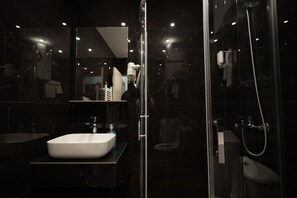Deluxe Apartment | Bathroom | Hair dryer, towels, soap, shampoo - Dodona Apartments (Pristina)