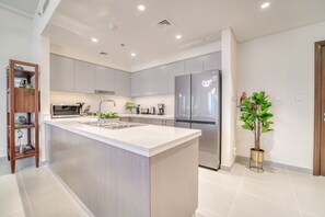 Fridge, microwave, oven, coffee/tea maker - City Living at Its Best: Near Burj Khalifa (Dubai)