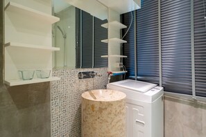 Design Villa | Bathroom | Shower, rainfall showerhead, towels