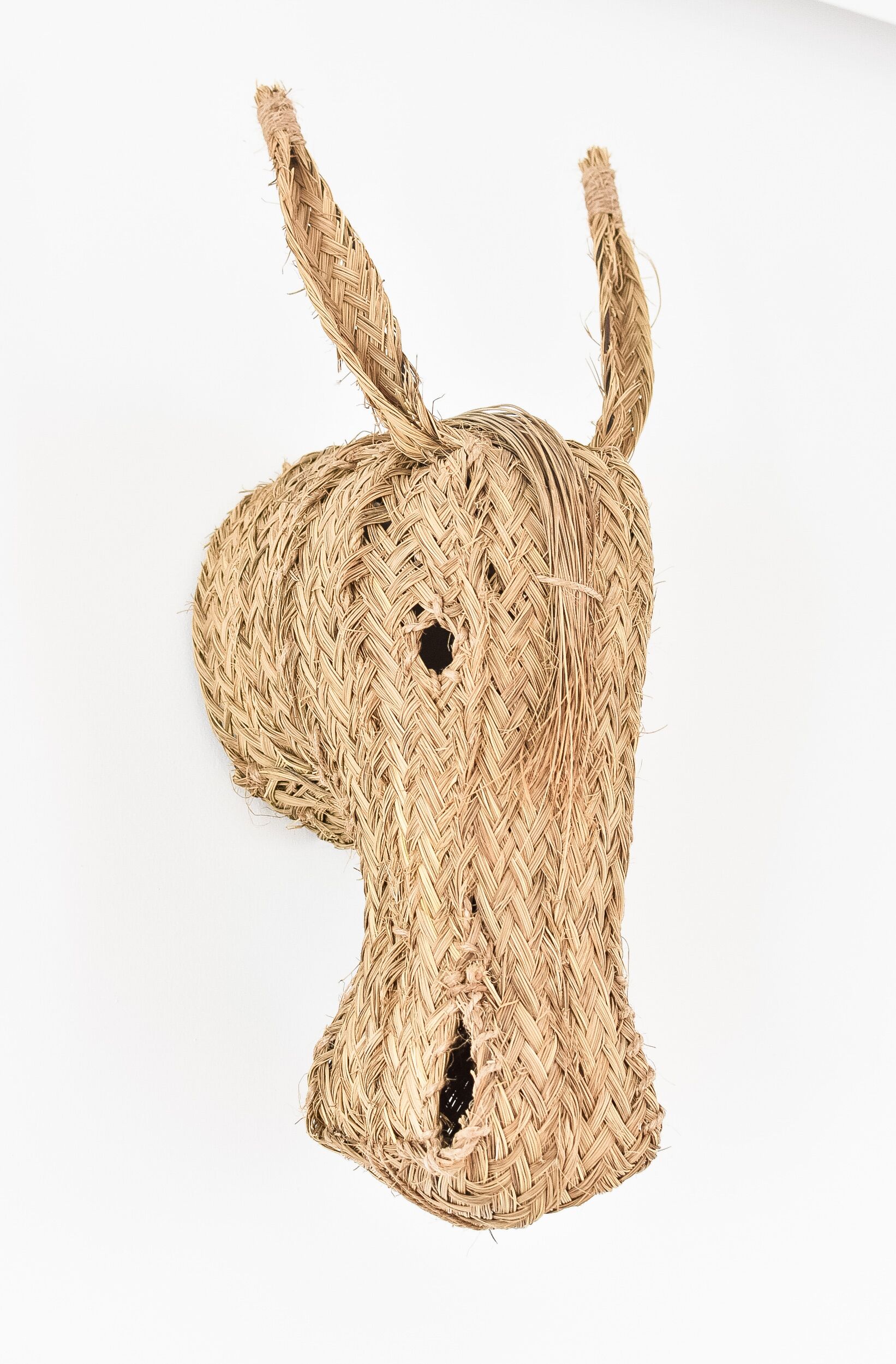 Una escultura de paja trenzada con forma de cabeza de conejo.