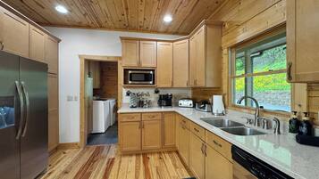 Een koelkast, een oven, een kookplaat, een vaatwasser