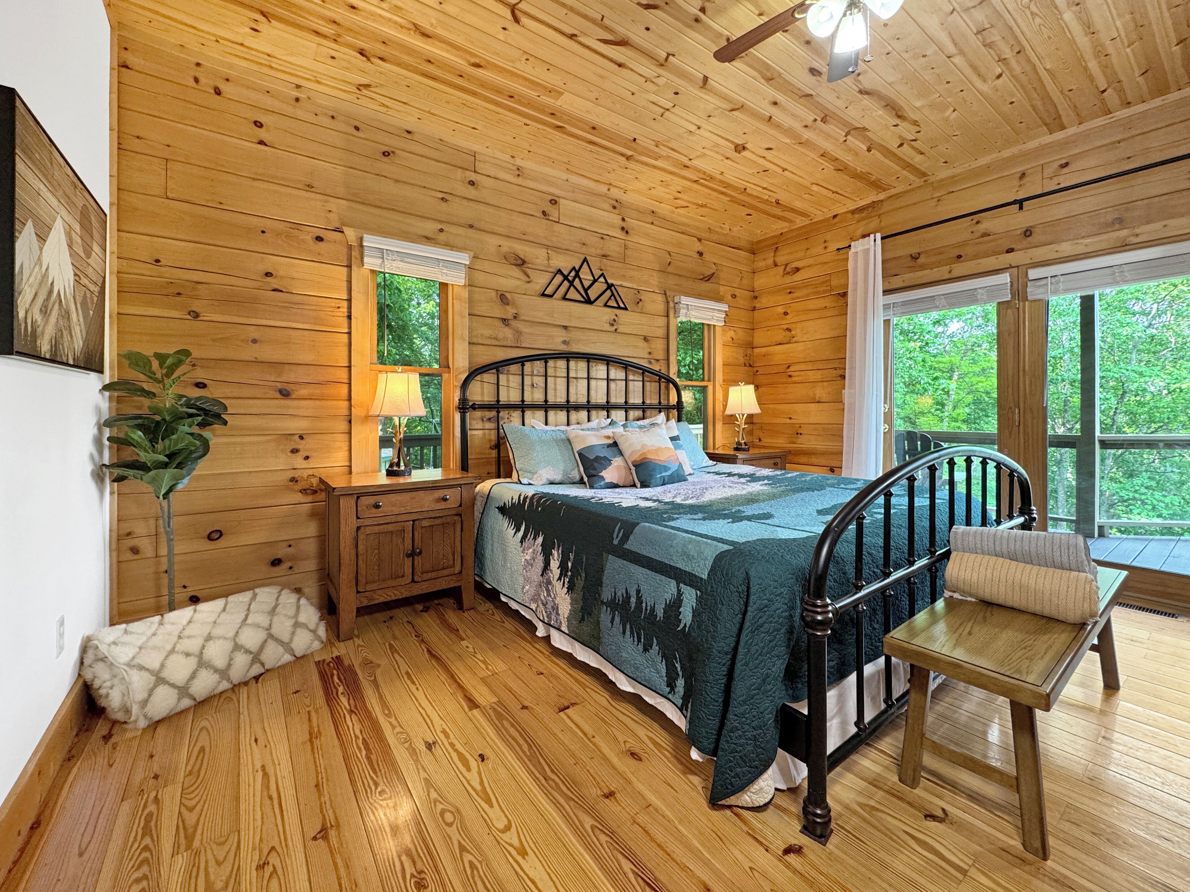 5 bedrooms, desk, travel cot, free WiFi