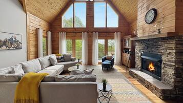 Een smart-tv, een open haard, videogames en een kantoor