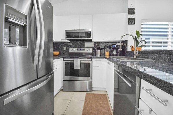 Kühlschrank, Mikrowelle, Ofen, Herdplatte