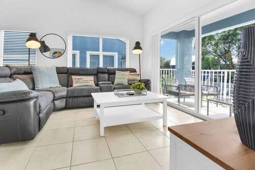 320C - Boca Retreat w/ Pool, Parking, Near Evert Tennis & Shops