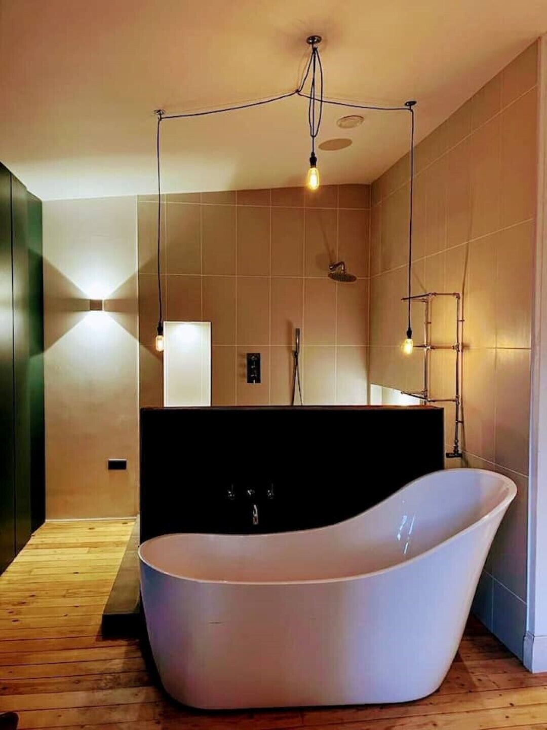 Haartrockner, Handtücher, Seife, Toilettenpapier
