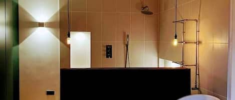 Séchoir à cheveux, serviettes fournies, savon, papier de toilette