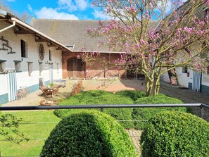 Outdoor dining - Elegant 300m² Townhouse w/ Spacious Garden, Modern Amenities, Close to Nature & Attractions (Abscon)