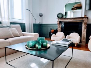 Téléviseur, table de ping-pong