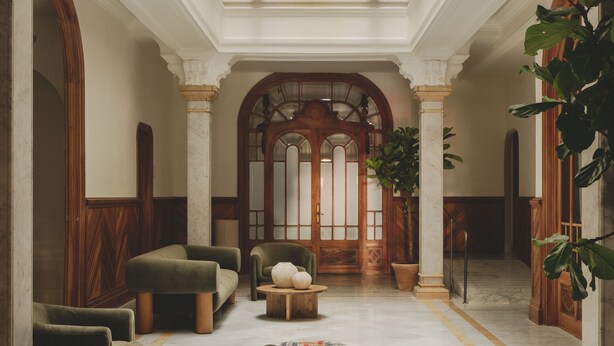 A spacious lobby with a high ceiling, marble flooring, and classic furniture. - Casa Llimona Hotel Boutique (Barcelona)