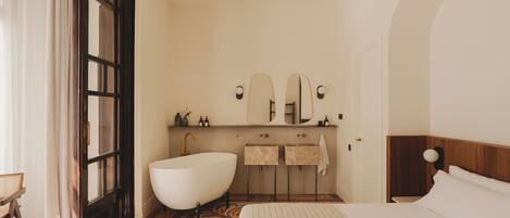 Phòng Suite Superior (LLIMONA) | Chăn bông, khu vực làm việc phù hợp cho laptop, phòng cách âm