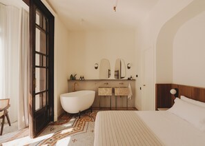 Superior Suite (LLIMONA) | Down duvets, laptop workspace, soundproofing, free WiFi - Casa Llimona Hotel Boutique (Barcelona)