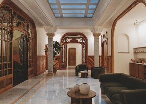 Quầy tiếp tân