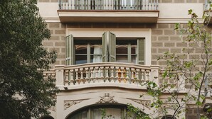A building with a balcony, large windows, and a brick facade. - Casa Llimona Hotel Boutique (Barcelona)