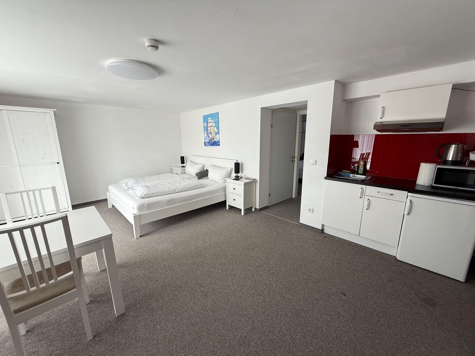 Comfort Studio | Desk, laptop workspace, bed sheets