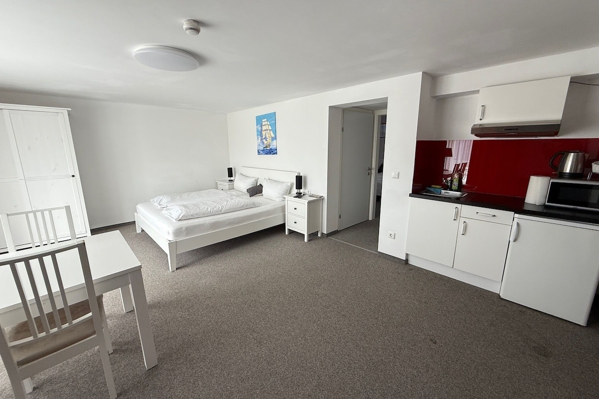 Comfort Studio | Desk, laptop workspace, bed sheets