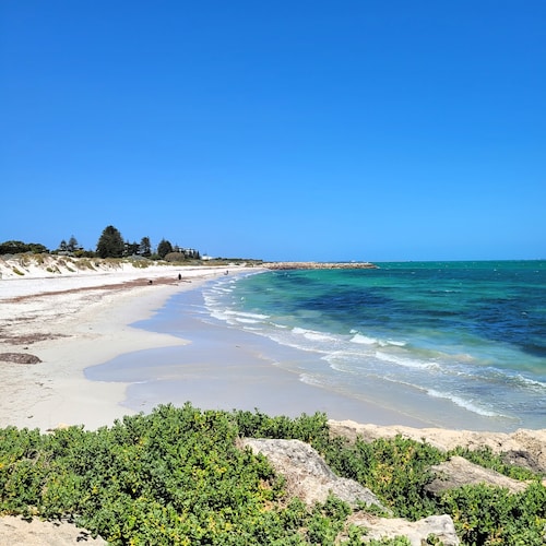 Wake up to panoramic Fremantle views from this bright, centrally located apartment. <br>Just a short walk to Cappuccino Strip, Fishing Boat Harbour, Bathers Beach and the Rottnest Ferry. <br>Enjoy a private balcony, free secure parking, fast WiFi, fu