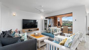 Villa – superior | Oppholdsområde | En 50-tommers Flatskjerm-TV med Parabol-TV