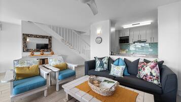 Villa – superior | Oppholdsområde | En 50-tommers Flatskjerm-TV med Parabol-TV