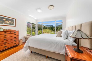 4 bedrooms, iron/ironing board, travel cot, free WiFi - Private luxury home in the mountains with spa, sauna and flowing creek (Lamington)