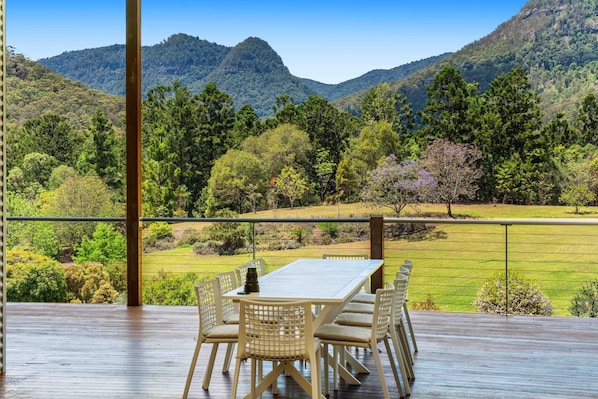 تناول الطعام بالخارج