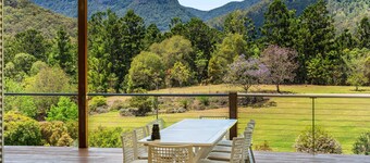 Private luxury home in the mountains with spa, sauna and flowing creek