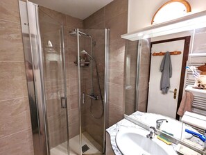 A modern bathroom with a glass-enclosed shower, a marble sink, and a mirror above the sink. - Apartment for 6, near slopes, terrace and parking in La Clusaz (La Clusaz)