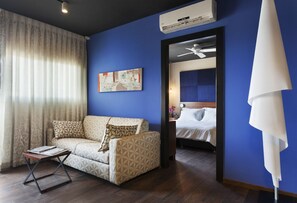 套房 | 起居區 | 40-吋智慧型電視，提供衛星頻道