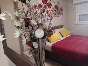 1 bedroom, iron/ironing board, bed sheets - The Alley. (peschiera del garda)