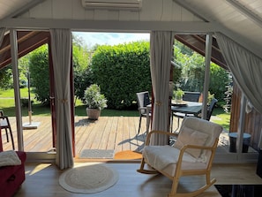 TV, caminetto, lettore DVD