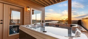 Exquisite 8-Bedroom Retreat: Private Pool, Hot Tub