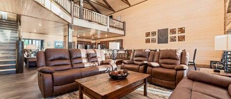 Televisio, takka, videopelejÀ, DVD-soitin