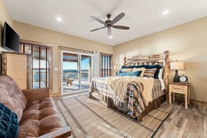 8 Schlafzimmer, Schreibtisch, Bügeleisen/Bügelbrett, Reisekinderbett