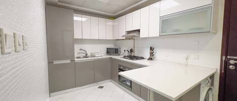 Réfrigérateur, micro-ondes, four, plaque de cuisson