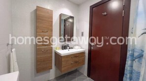 Douche, sèche-cheveux, serviettes fournies