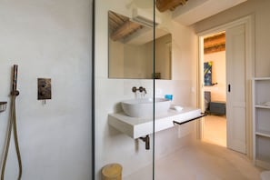 Een douche, een haardroger, handdoeken