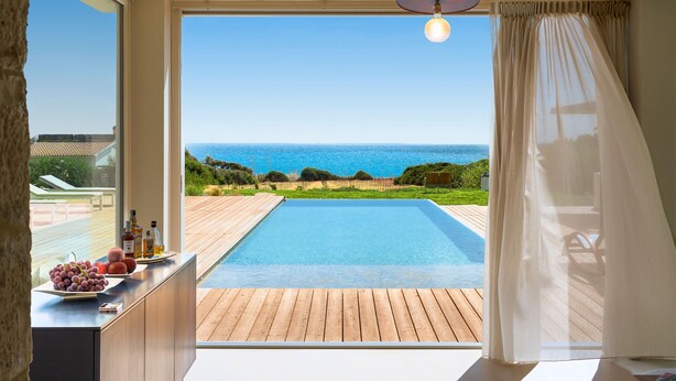 A modern room with a large window overlooking a pool and the sea. - Stunning beachfront villa with pool and direct access to the sea in Sampieri - DiCasaInSicilia (Sampieri)