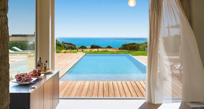 Villa mit Pool und direktem Zugang zum Meer, Sampieri