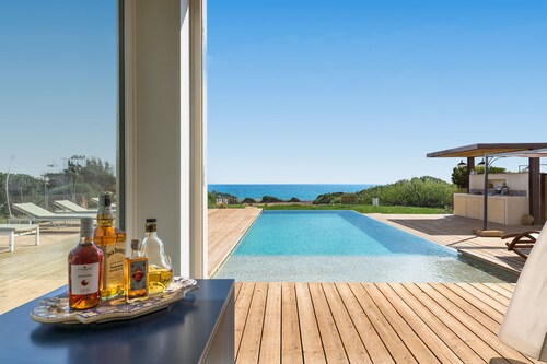 Villa mit Pool und direktem Zugang zum Meer, Sampieri
