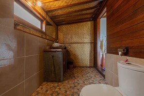 Deluxe bungalow | Badkamer | Pantoffels