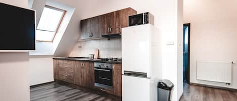 Business appartement | Privékeuken | Een koelkast/vriezer, een magnetron, een oven, een kookplaat