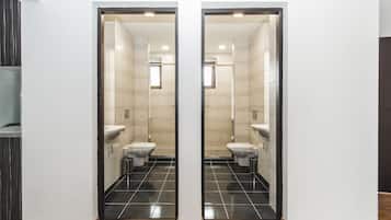 Regadera, amenidades de baño gratuitas, toallas, jabón