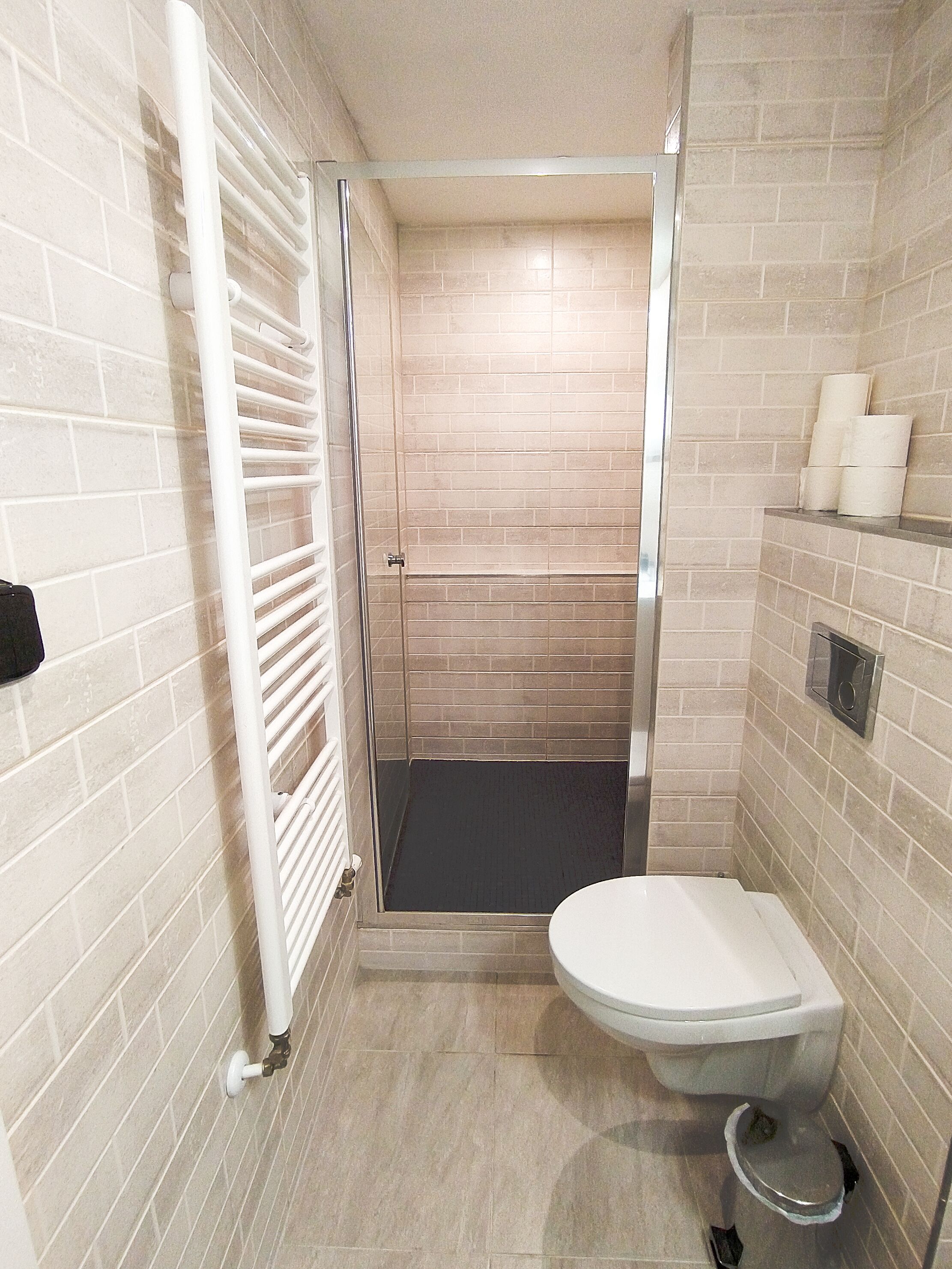 Studiolejlighed | Badeværelse | Bruser, gratis toiletartikler, håndklæder, Sæbe