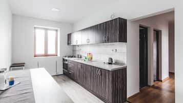 Frigorífico grande, microondas, horno y placa de cocina